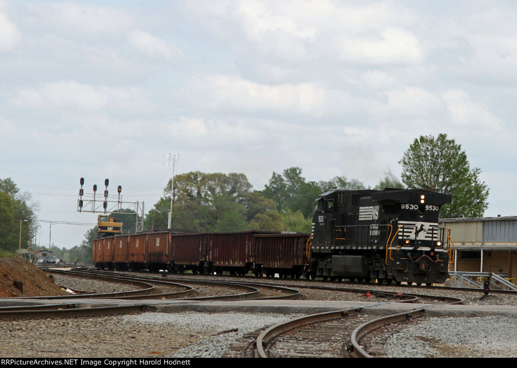 UP 8774 leads NS train 172 northbound